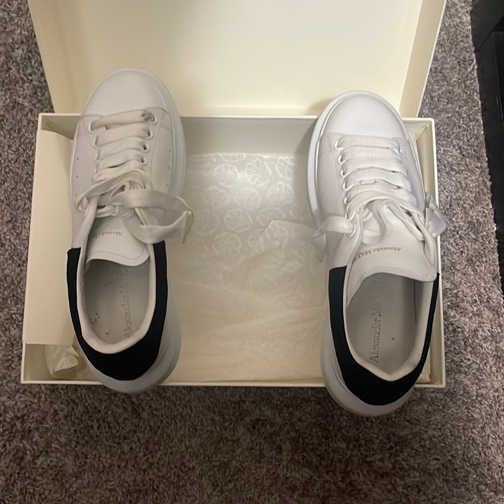Court sole white sneaker
